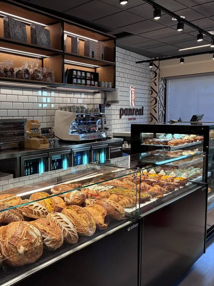 Bollería en el mostrador y el interior de una tienda Pan Real